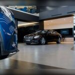 Los Millennials y la Generación Z son los más afectados. Sus cuotas han aumentado hasta un 60% desde 2019, muy por encima de la inflación. Además, los salarios reales han caído en algunos segmentos, dificultando aún más el acceso a un vehículo. Cada vez menos jóvenes pueden permitirse comprar un coche nuevo, lo que está cambiando el mercado a largo plazo.