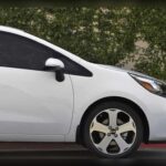 El Kia Rio 2015 es otro ejemplo de fiabilidad por menos de 10.000 dólares. Con solo un recall significativo, un historial limpio y reconocimiento de J.D. Power, el Rio es económico, resistente y práctico, consolidándose como uno de los compactos más confiables y accesibles del mercado.