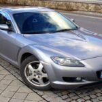 El Mazda RX-8, lanzado en 2003, destaca por su motor Renesis que llega a 9.000 RPM y su equilibrado chasis. Su valor cayó debido a problemas conocidos del motor rotativo, como el desgaste de los sellos de los rotores y el consumo de aceite. Sin embargo, un RX-8 bien revisado puede encontrarse por menos de $10,000, ofreciendo una experiencia de conducción única que pocos coches deportivos modernos pueden igualar.