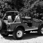 El Jeep CJ-7 es uno de los Jeep más representativos. Con mayor distancia entre ejes y mejor comportamiento que sus predecesores, ofrecía múltiples motores, desde diésel hasta un potente V8.