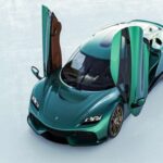El Koenigsegg Gemera combina un sistema híbrido extremo con hasta 2.300 CV en su versión más potente. Su aceleración estimada lo coloca entre los más rápidos del mundo, aunque su exclusividad lo hace prácticamente inaccesible.