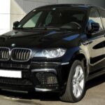 El BMW X6 M Typhoon Wide Body llega a los 760.000 dólares con un diseño agresivo y 725 hp. Su carrocería ensanchada y mejoras aerodinámicas lo convierten en un SUV de rendimiento extremo, con prestaciones cercanas a un deportivo.