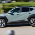 El Hyundai Kona 2026 destaca por ofrecer un paquete de seguridad muy completo incluso en versiones básicas. Con tecnologías como frenado automático, alerta de fatiga y asistente de carril, es uno de los SUV más seguros dentro del segmento subcompacto. Su diseño futurista y su equipamiento lo convierten en una opción muy atractiva.