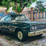 El Dodge Charger first generation ofrece una visión diferente del muscle car, con líneas más suaves y elegantes. Aunque menos agresivo que generaciones posteriores, su diseño tiene un encanto único.