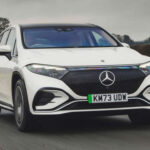 El Mercedes-Benz EQS SUV es uno de los SUV más lujosos del mundo. Destaca por su enorme espacio interior, opción de siete plazas y el impresionante Hyperscreen de 56 pulgadas.