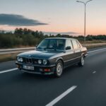 El BMW E28 5 Series llevó el concepto a un nivel más adulto. Más cómodo, pero igual de equilibrado, demostró que el lujo no estaba reñido con el placer de conducción.