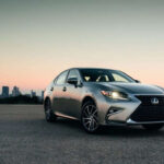 El Lexus ES 350 apuesta por el confort puro. Su motor V6, su suavidad de marcha y su interior bien resuelto hacen que envejezca con mucha dignidad. No busca deportividad, y precisamente por eso sigue siendo una opción premium muy inteligente en 2026.