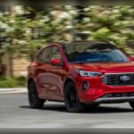 El Ford Escape logra 86/100 gracias a una receta clásica: buen espacio, tecnología actual y mecánica sencilla. No busca impresionar con artificios, sino cumplir cada día. Precisamente esa simplicidad es la que suele traducirse en menos averías y mayor vida útil.