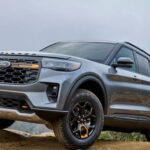 La segunda posición es para el Ford Explorer, con 61.387 ventas y un impresionante aumento del 29,7%. Sigue siendo el SUV de tres filas más vendido del mercado estadounidense. Versiones como Platinum y Tremor impulsaron especialmente las matriculaciones. Su diseño imponente y la opción de un motor V6 de 400 caballos siguen siendo argumentos muy fuertes frente a Kia Telluride o Hyundai Palisade.