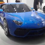 El Lamborghini Asterion, presentado en 2014, rompió con la tradición de la marca al apostar por la hibridación. Combinaba un motor V10 con tres motores eléctricos para alcanzar una potencia conjunta de 910 CV, demostrando que eficiencia y prestaciones podían ir de la mano. Su diseño era más refinado y menos agresivo que otros Lamborghini, lo que también indicaba un cambio de enfoque. Aunque nunca llegó a producción, el Asterion anticipó claramente el futuro electrificado de la marca italiana.