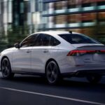 El Honda Accord Hybrid 2026 destaca por su eficiencia y espacio. Con consumos muy bajos y un interior amplio y tecnológico, es ideal como coche familiar o para largos viajes. Es uno de los híbridos más equilibrados del mercado actual.