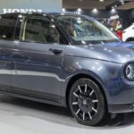 El Honda e es, probablemente, el eléctrico más carismático de la marca. Su diseño retro-futurista y su interior tecnológico lo convirtieron en un icono instantáneo. Sin embargo, su autonomía real de entre 90 y 120 millas y su elevado precio limitaron su éxito comercial. Aun así, sigue siendo uno de los eléctricos urbanos más atractivos jamás diseñados.