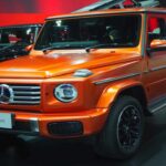 El icónico Mercedes-Benz G-Class eleva aún más la factura, alcanzando unos 1.700 dólares anuales. Su construcción artesanal, motores V8 y componentes exclusivos hacen que tanto piezas como mano de obra sean especialmente costosos.