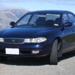 El Mazda εfini MS-8 destacó por su enfoque en el confort interior y la experiencia del usuario. Su techo panorámico —inusual en los años 90— y su diseño sin consola central mejoraban la habitabilidad. Fue un anticipo claro de los interiores modernos centrados en el espacio y la luminosidad.