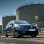 El Volkswagen Golf GTI Mk7 es la prueba de que se puede tener un coche práctico y divertido a la vez. Rápido, cómodo y usable a diario, exige un mantenimiento cuidado por su motor turbo, pero responde con fiabilidad y rendimiento constante.