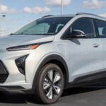 El Chevrolet Bolt es accesible, pero no completamente barato a largo plazo. El desgaste de neumáticos, revisiones del sistema eléctrico y su plataforma algo limitada generan costos acumulados que no se pueden ignorar.