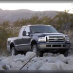 El Power Stroke 6.0 litros ganó mala fama por una larga lista de fallos: enfriadores EGR dañados, juntas de culata defectuosas, fugas de lubricación y problemas eléctricos en la inyección. Muchos especialistas coinciden en que, con mejoras preventivas, puede convertirse en un motor sólido, pero de serie exige extrema precaución. Comprar uno sin historial claro puede convertirse en una pesadilla mecánica.