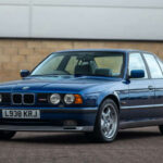 El E34 M5 combinaba prestaciones con elegancia, y sus llantas de serie mantenían ese equilibrio. Sobrias pero deportivas, encajaban con un coche que redefinió lo que debía ser una berlina de altas prestaciones.