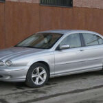 El X-Type buscaba rivalizar con el BMW Serie 3, pero no alcanzó el nivel esperado en calidad ni en prestaciones. Su imagen quedó diluida y terminó siendo reemplazado tras nueve años sin lograr consolidarse.