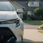 Hablar del Toyota Corolla 2026 es hablar de uno de los nombres más fiables de la historia del automóvil. Disponible en carrocería sedán y hatchback, además de variantes híbridas, mantiene una base mecánica sobradamente contrastada. Los pocos cambios introducidos este año ayudan a conservar una fiabilidad ejemplar, algo muy valorado en el mercado de ocasión y clave para sostener su precio de reventa.