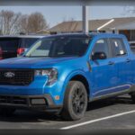 La Ford Maverick 2026 fue elegida como la mejor camioneta pequeña del momento. En un mercado con pocas alternativas reales, la propuesta de Ford destaca por precio, practicidad y variedad mecánica. Parte desde 27.145 dólares y ofrece motor turbo de 250 caballos o sistema híbrido con hasta 38 MPG, lo que la convierte en una pickup única por eficiencia.