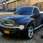 El Chevrolet SSR intentó combinar pickup y cabrio en un solo vehículo, pero el resultado fue poco equilibrado. Su concepto llamativo no se tradujo en practicidad ni en rendimiento competitivo, lo que limitó su éxito comercial.