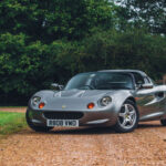 El Lotus Elise S1 es uno de los deportivos más puros jamás fabricados. Su peso extremadamente bajo y su enfoque minimalista lo hacen excepcional en sensaciones de conducción. Es un clásico moderno muy valorado por puristas.
