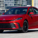 Aunque es más grande, el Camry sigue siendo una opción muy lógica. Su sistema híbrido mejora el consumo y reduce costos a largo plazo, mientras que su confort de marcha lo hace ideal para viajes. Además, tiene una reputación histórica de confiabilidad que lo posiciona como uno de los sedanes más duraderos del mercado.