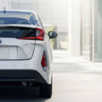 El Toyota Prius sobresale por su sistema híbrido, que elimina componentes tradicionales como el alternador o el motor de arranque. Esto reduce fallos y permite ahorrar hasta un 50% en combustible frente a otros segmentos.