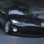 El V12 Vanquish ganó fama mundial por su aparición en el cine, pero también por su rendimiento. Con hasta 520 CV en su versión S, alcanzaba velocidades cercanas a los 320 km/h, consolidándose como un referente de alto rendimiento.