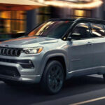 El Jeep Compass 2025 presenta problemas de visibilidad y un diseño interior poco intuitivo. A esto se suma un nivel de ruido mecánico elevado, algo difícil de justificar en un vehículo moderno.