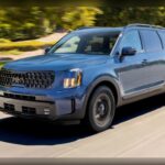 Cuando apareció el Kia Telluride, el segmento entendió que algo había cambiado. Este SUV de tres filas ofrecía presencia robusta, diseño elegante y una conducción refinada impropia de su precio. En 2025 mantiene esa fórmula ganadora con una imagen sólida y moderna. Es uno de los SUV más impactantes por relación precio-producto.