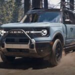 Para los aventureros, el Ford Bronco Sport es la alternativa ideal gracias a su capacidad off-road y sistema de gestión de terrenos G.O.A.T.. Incluye pantalla táctil de 13,2 pulgadas, cuadro digital de 12,3 pulgadas, conectividad inalámbrica Apple CarPlay y Android Auto, y motor turbo de 1.5L o 2.0L con 181 a 238 hp. Con un precio de $29,995, combina versatilidad, tecnología y un interior bien equipado.