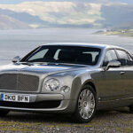 El nuevo Mulsanne, lanzado en 2010, recuperó el nombre con un enfoque de ultra-lujo contemporáneo. Equipado con el V8 biturbo de 6.75 litros, representó la última evolución de una arquitectura clásica antes de su retirada en 2020.