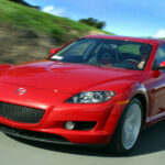El Mazda RX-8 es uno de los últimos coches de producción con motor rotativo. Su mecánica única lo convierte en una rareza técnica. La ausencia de sucesor directo refuerza su potencial como futuro clásico moderno.