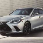 El Lexus ES tiene una estructura mucho más compleja, con hasta 15 configuraciones combinando motorizaciones y acabados. Incluye versiones Luxury, Ultra Luxury y F Sport, además de paquetes opcionales que permiten una personalización más profunda del equipamiento, especialmente en tecnología y sonido.