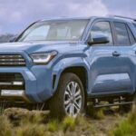 El legendario Toyota 4Runner se rediseña sobre un chasis robusto de camión, manteniendo su esencia todoterreno. Incluye un motor de gasolina estándar y opción de sistema híbrido de alto rendimiento, uniendo durabilidad clásica con tecnología moderna. Este SUV sigue siendo la elección favorita de los aventureros que buscan un vehículo espacioso y capaz en cualquier terreno.