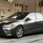 El Toyota Camry es una berlina espaciosa y muy cómoda. Su conducción es suave y predecible, perfecta para aprender sin sobresaltos. Además, su reputación de durabilidad lo convierte en una apuesta segura.