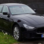 Puede perder más del 50% de su valor en apenas tres o cuatro años. Aunque ofrece exclusividad y carácter deportivo, su alto coste de mantenimiento y la red limitada de servicio técnico generan dudas. La marca atrae cuando es nuevo, pero en segunda mano el público es mucho más reducido, lo que obliga a ajustar precios de forma agresiva.