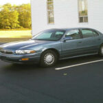 Durante años fue subestimado, pero el LeSabre terminó destacándose por su durabilidad. El motor 3800 V6 es extremadamente confiable y soporta kilometrajes muy altos sin fallas graves. Muchos ejemplares siguen en circulación con cifras que superan los 300.000 km, demostrando que su enfoque simple y robusto fue una decisión acertada.