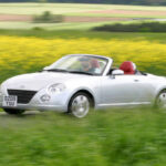 Pequeño, peculiar y comparado incluso con un zapato. Pero el Copen ofrecía algo clave: diversión pura. Ligero, descapotable y ágil, convierte cualquier curva en una experiencia intensa.