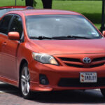 Desde su llegada a mercados como Estados Unidos, el Corolla destacó por su facilidad de mantenimiento y bajo consumo. En plena crisis del petróleo de 1973, se convirtió en una opción lógica frente a coches grandes y gastones.