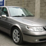 Un sedán distinto, con diseño escandinavo y motores turbo. Introducido en 1997, ofrecía una alternativa a los alemanes, pero la crisis financiera de Saab terminó con su producción en 2011. Hoy es muy valorado por fanáticos de la marca.