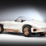 Décadas antes del boom del diseño retro, el Mercer-Cobra Roadster de 1965 ya jugaba con la nostalgia. Virgil Exner imaginó cómo sería un moderno Mercer Runabout y utilizó como base un AC Cobra, alargando su batalla para adaptar las proporciones clásicas.

Construido para George M. Hartley, presidente de la Copper Development Association, incorporó detalles en cobre pulido en parrilla, escapes y llantas. Una mezcla extravagante entre muscle car y clásico americano.