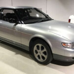 El Eunos Cosmo llevó la tecnología al límite en los años 90. Fue uno de los primeros autos con GPS integrado y pantalla, además de contar con un motor rotativo triple. Una combinación de lujo, innovación y complejidad que lo hizo destacar, aunque también limitar su alcance.