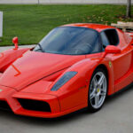 El Ferrari Enzo llevó la tecnología de la F1 a la calle. Construcción en fibra de carbono, aerodinámica avanzada y un V12 de 660 CV lo posicionaron como uno de los autos más avanzados de su época. Exclusividad y rendimiento en estado puro.