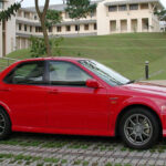 Un sedán discreto con alma deportiva. Su motor H22A de 220 hp, diferencial LSD y caja manual lo hacen perfecto para tuning serio. Es rápido de serie y aún mejor con modificaciones.