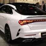 El Kia K5, heredero del antiguo Optima, también se produce parcialmente en la planta de Georgia para el mercado estadounidense.

Su diseño marcó un cambio importante dentro de las berlinas de Kia, con una estética más deportiva y moderna.

Aunque también se fabrica en otros países, gran parte de las unidades vendidas en Estados Unidos provienen de producción local.