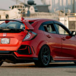 El Honda Civic comenzó como un coche económico y eficiente, pensado para el uso diario sin complicaciones.

Sin embargo, su fiabilidad y su capacidad de adaptación lo llevaron mucho más allá de su propósito original, convirtiéndose en un referente global.
