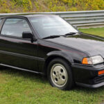 El Honda CRX Si es una pieza clave dentro de la historia de los compactos deportivos japoneses. Ligero, sencillo y con un motor de 1.5 litros con inyección electrónica, ofrecía sensaciones de conducción muy puras pese a su potencia contenida. Su verdadero valor estaba en la relación peso-potencia y en la respuesta del chasis, algo que hoy en día es cada vez más difícil de encontrar en coches asequibles. Con el tiempo se ha convertido en un clásico de culto, especialmente entre los aficionados a la conducción analógica.